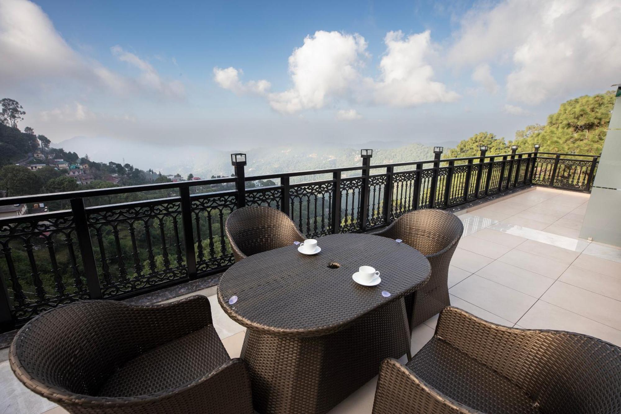 Luxe Resorts - Centrally Heated Air Conditioned Hotel In The Heart Of Kasauli Εξωτερικό φωτογραφία